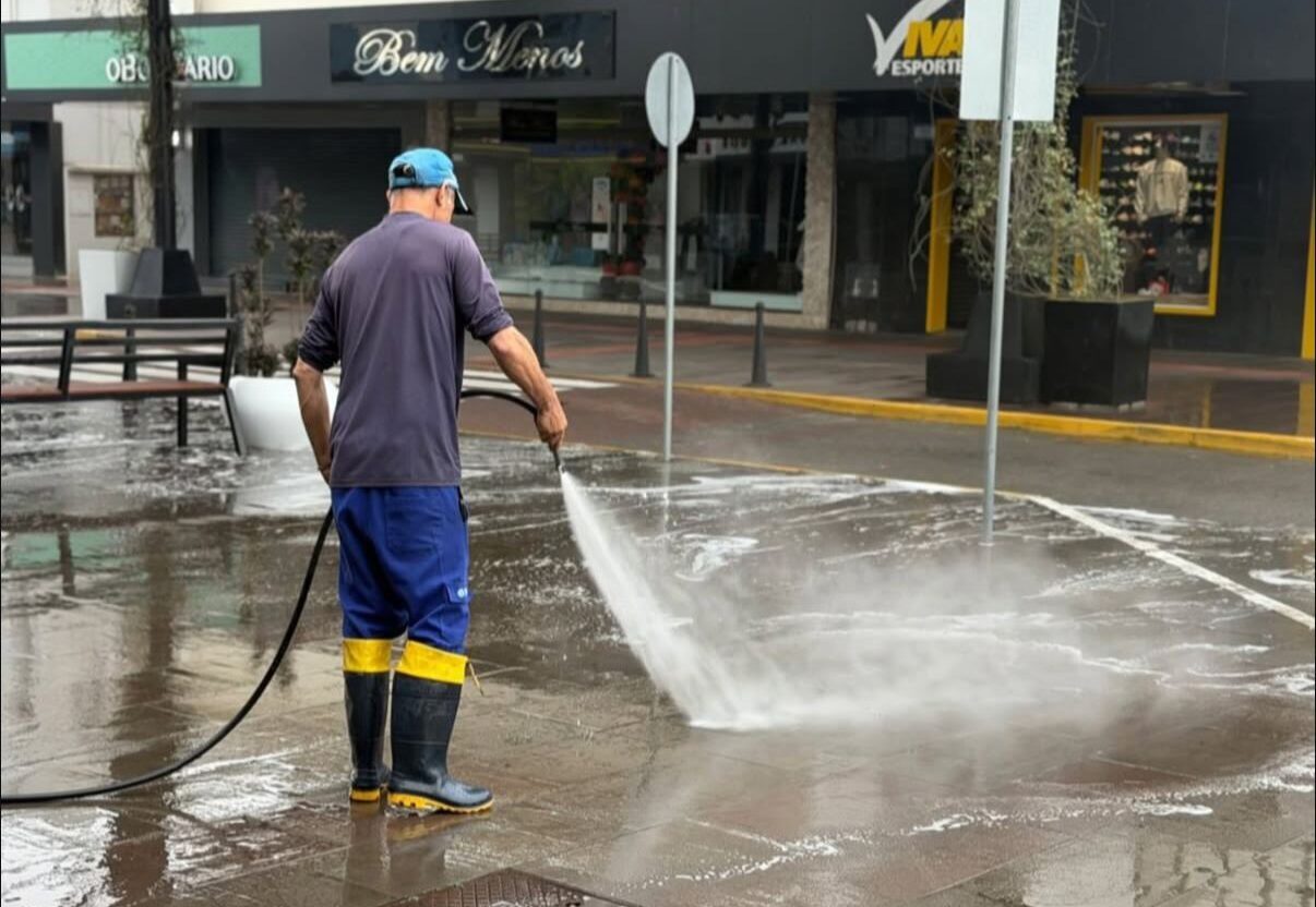 Ação conjunta promove limpeza e manutenção no calçadão de Araranguá