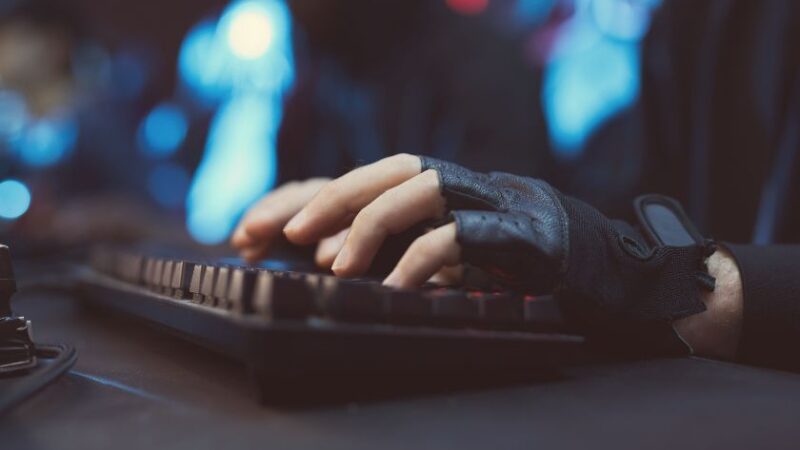 Adolescentes são apreendidos após mãe denunciar esquema de golpes virtuais no Litoral Sul