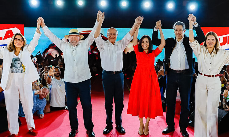 Lula é oficializado candidato à reeleição e promete governo mais ousado em eventual quarto mandato