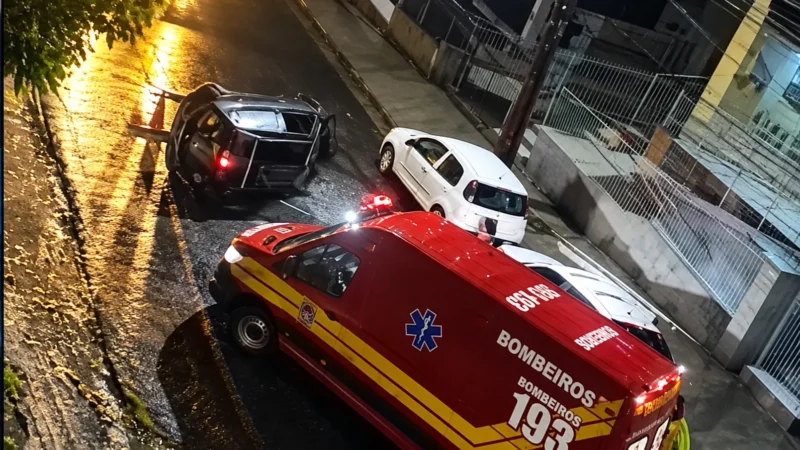 Colisão tripla termina com carro tombado e motorista ferido no Bairro Coloninha