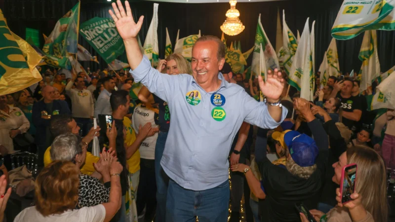 Jorginho Mello reúne 30 prefeitos e cerca de 2,5 mil pessoas em ato de campanha em Criciúma