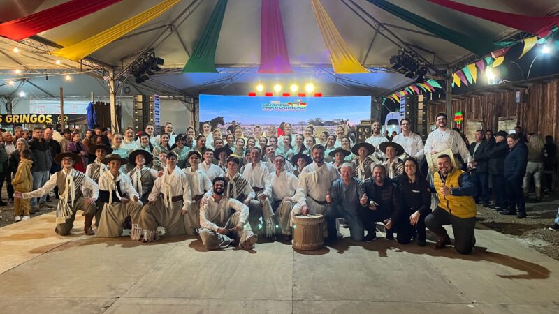 Primeira noite da Semana Farroupilha reúne homenagens e tradição em Balneário Arroio do Silva