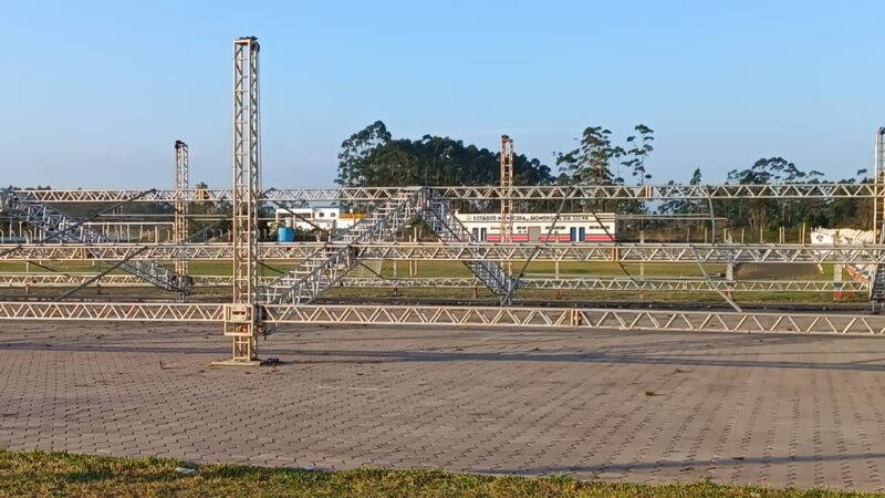 Gaivota Fest começa a ganhar forma com montagem da estrutura em Balneário Gaivota