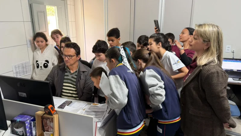 Alunos do 5º ano visitam setores da Administração Municipal de Araranguá