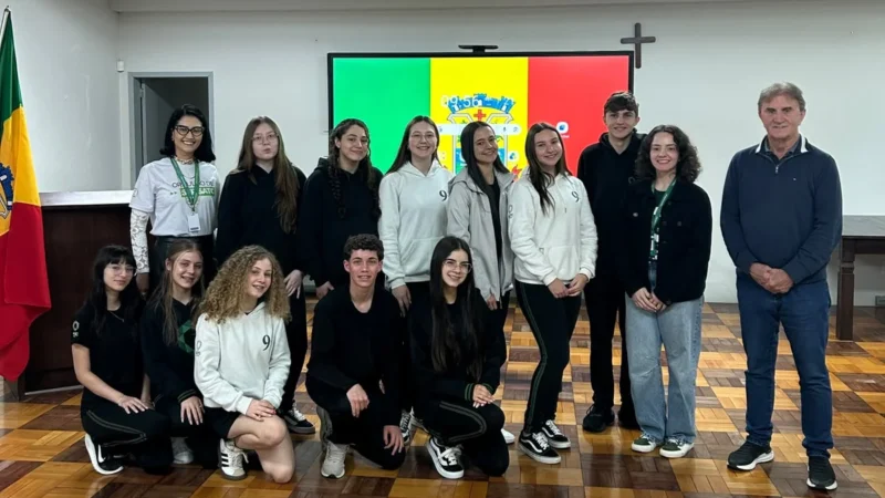 Alunos do 9º ano visitam Prefeitura de Turvo e conhecem rotina da administração pública