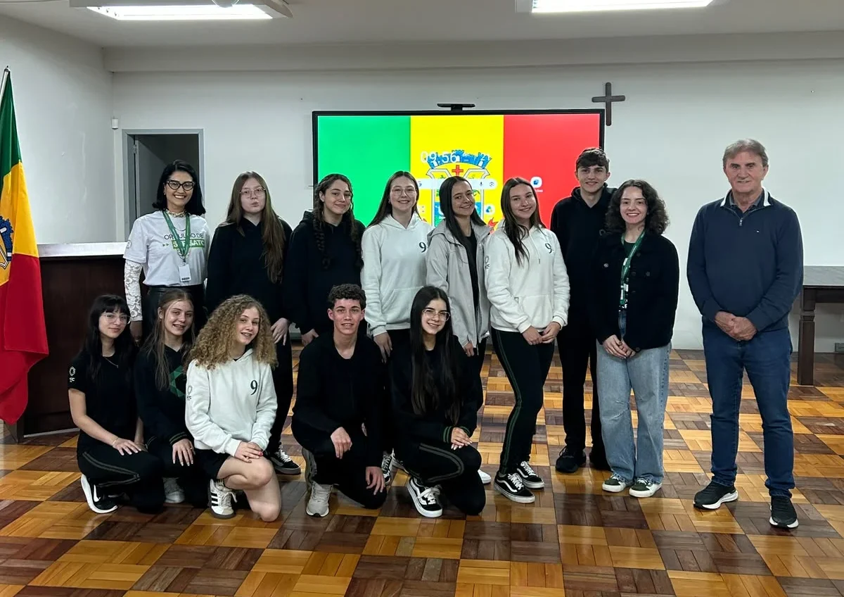 Alunos do 9º ano visitam Prefeitura de Turvo e conhecem rotina da administração pública