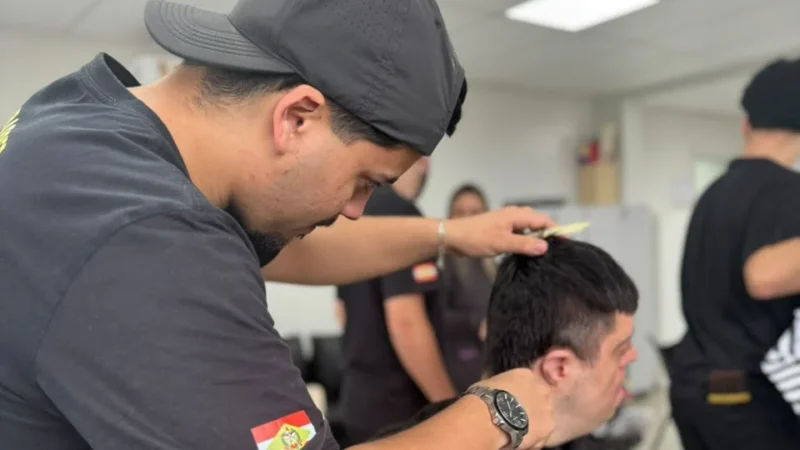Um ano de cuidado transforma momentos de beleza em experiências de inclusão na APAE de Criciúma