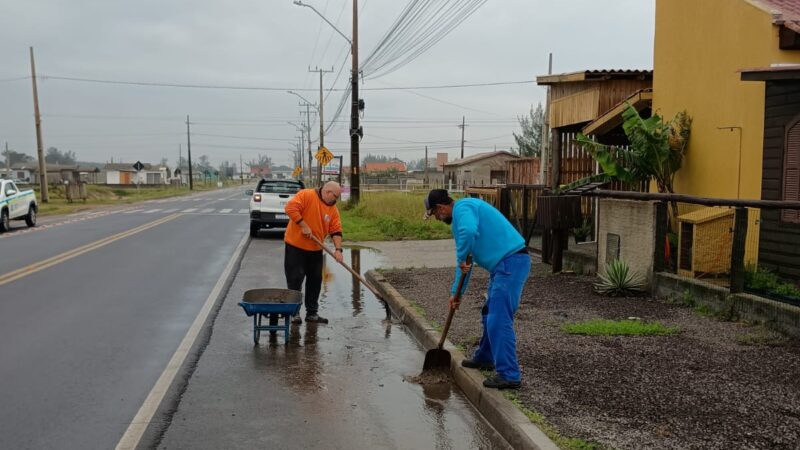 Secretaria de Obras realiza limpeza de valos para melhorar escoamento das águas em Arroio do Silva