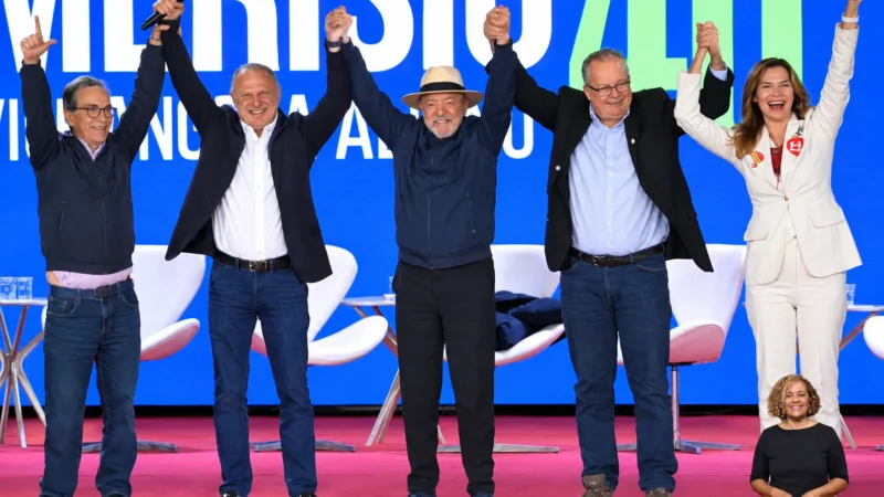 Lula reúne aliados em Florianópolis, mira bolsonarismo e pede mobilização para reta final da campanha