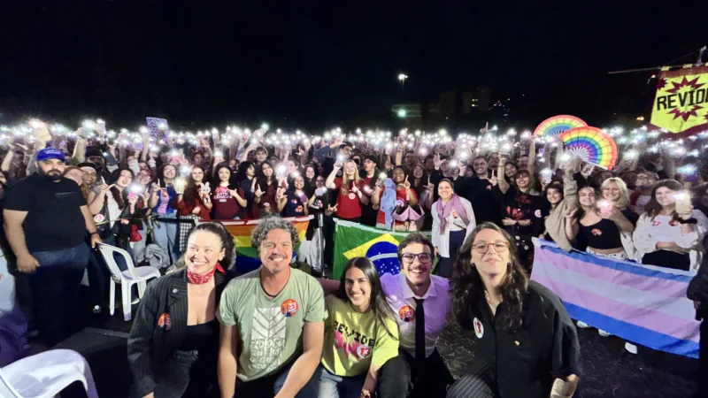 Parlamentares de esquerda participam de ato pró-Lula com estudantes na UFSC