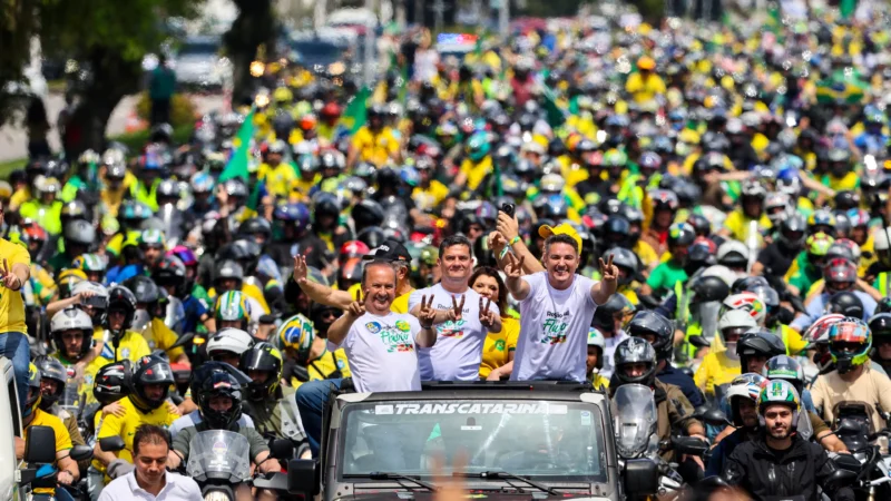 Motociata em Florianópolis reúne 15 mil motos em apoio a Flávio Bolsonaro, diz PM