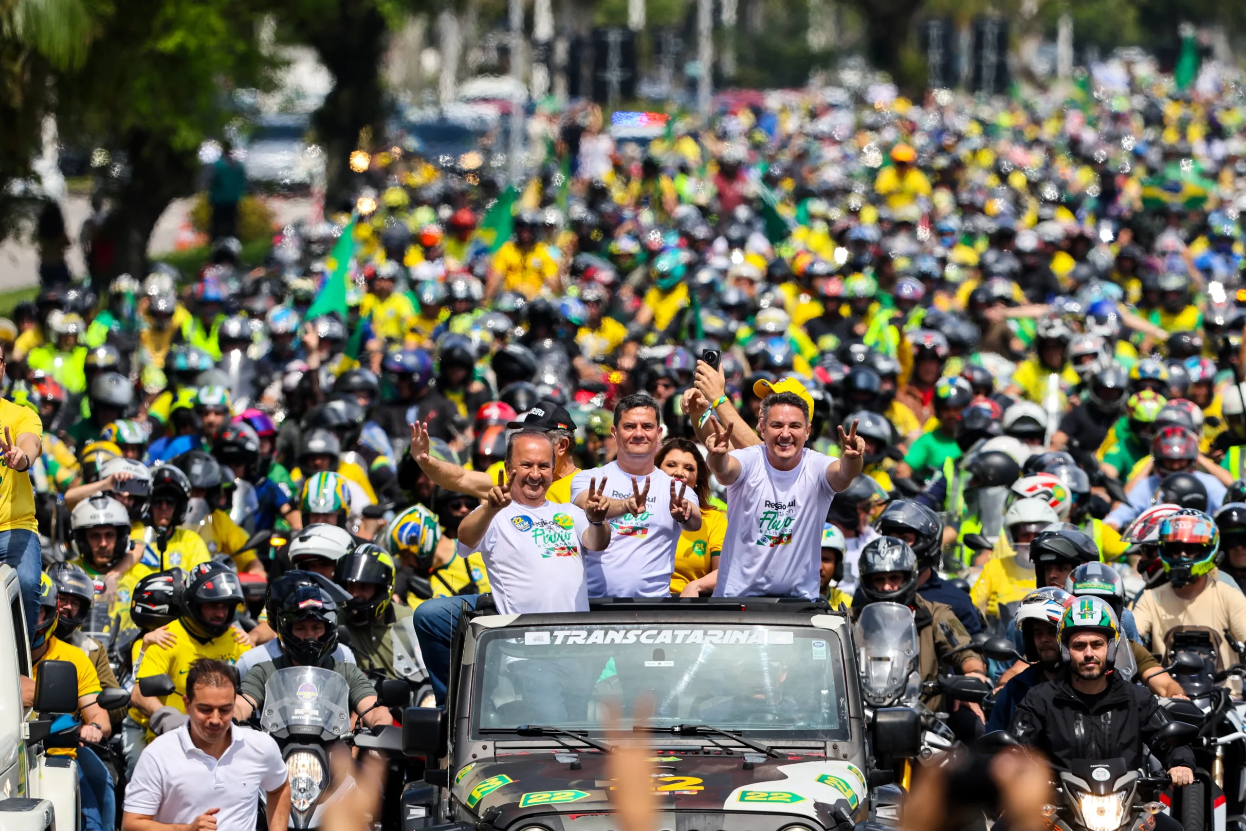 Motociata em Florianópolis reúne 15 mil motos em apoio a Flávio Bolsonaro, diz PM