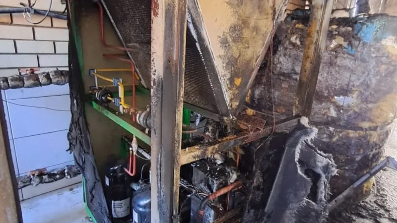 Funcionários controlam incêndio em fábrica de chope no bairro Mato Alto, em Araranguá