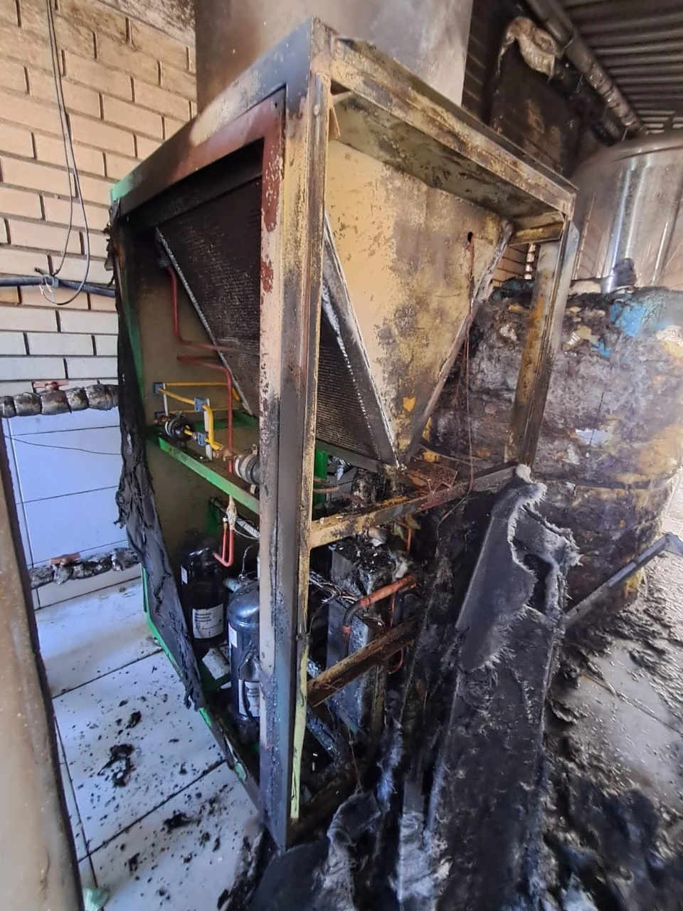 Funcionários controlam incêndio em fábrica de chope no bairro Mato Alto, em Araranguá