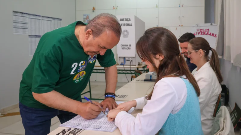 Jorginho Mello vota em Herval d’Oeste na manhã deste domingo