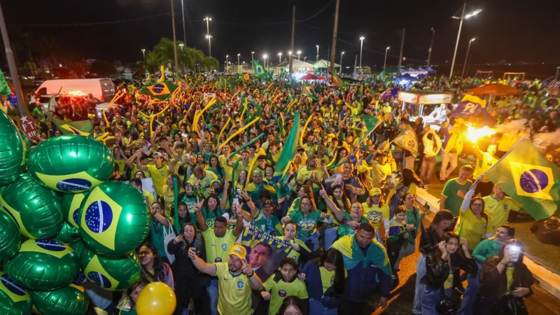 Jorginho Mello participa de ato pró-Flávio Bolsonaro na Beira-Mar Continental
