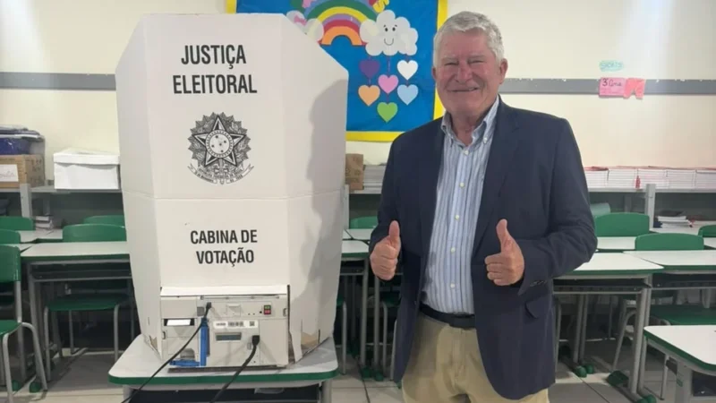 Prefeito Jorge Luiz Freitas vota na primeira hora em Balneário Arroio do Silva