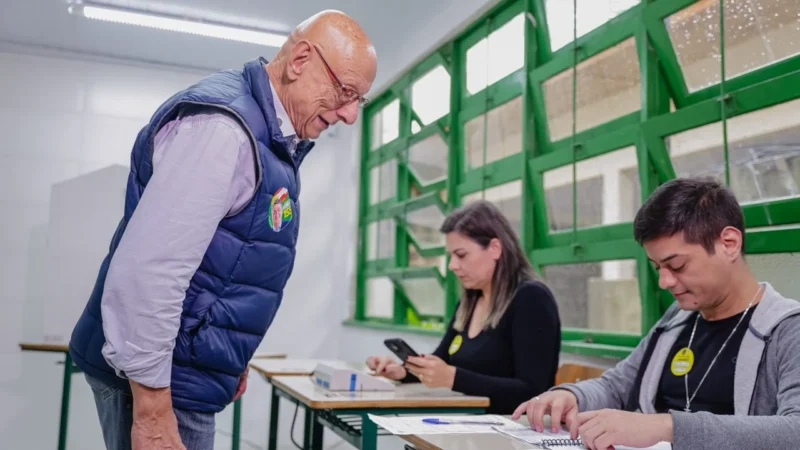 Senador Esperidião Amin vota em Florianópolis