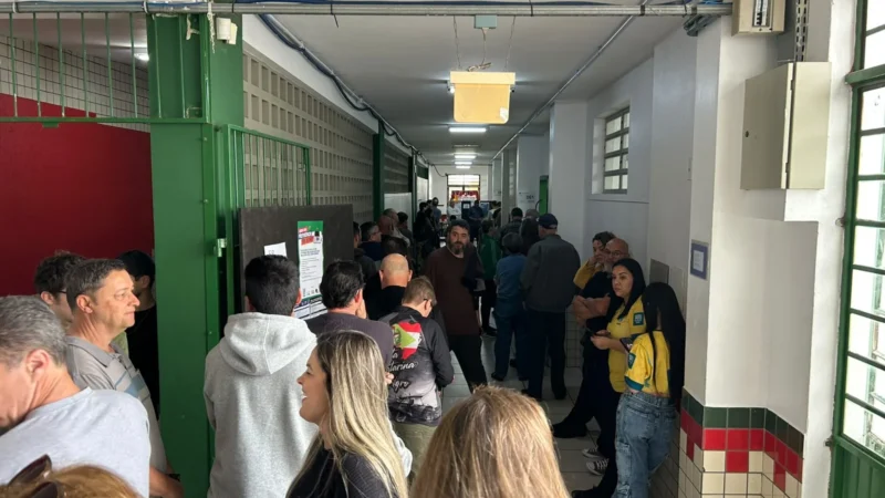 Grandes filas são registradas na EEB Maria Garcia Pessi