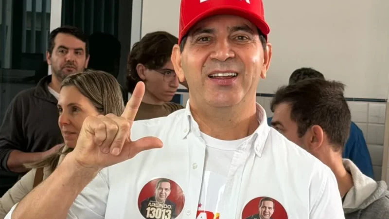 Arlindo Rocha vota na primeira hora em Criciúma