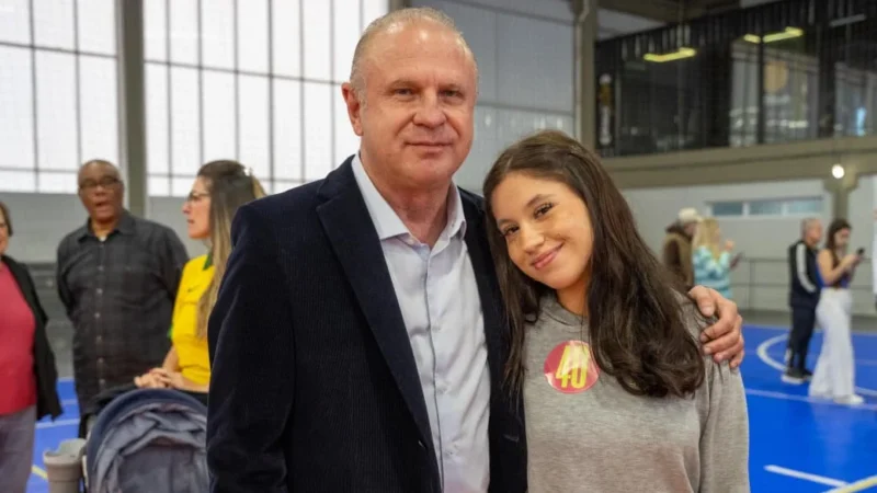 Gelson Merisio vota em Florianópolis acompanhado da filha
