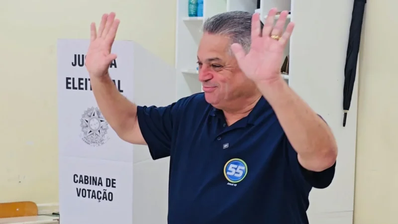 João Rodrigues vota em Chapecó ao lado da esposa e das filhas