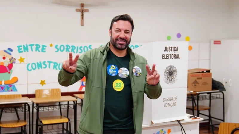 Daniel Freitas vota no Colégio São Bento, em Criciúma