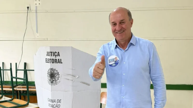 Zé Milton vota na Escola Catulo da Paixão Cearense, em Sombrio