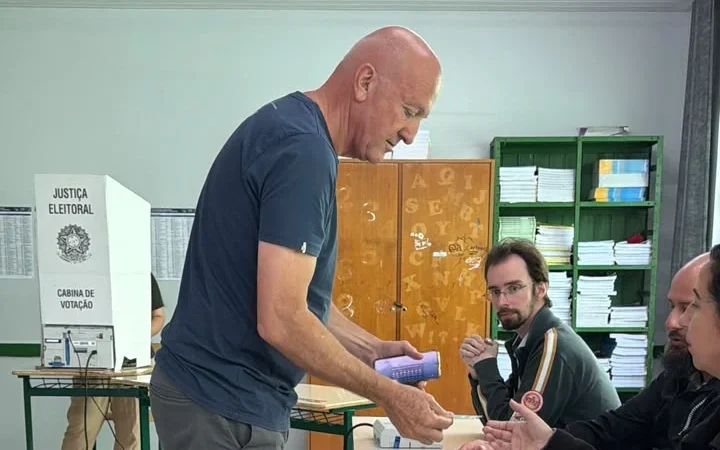 Evandro Scaini vota em Balneário Arroio do Silva