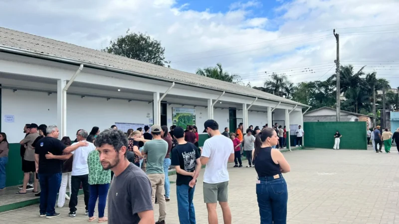 Grande movimentação é registrada no Colégio Bulcão Viana, em Praia Grande