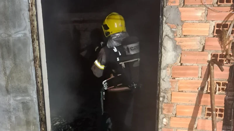 Incêndio atinge estufa de fumo em galpão no bairro Santa Catarina, em Araranguá