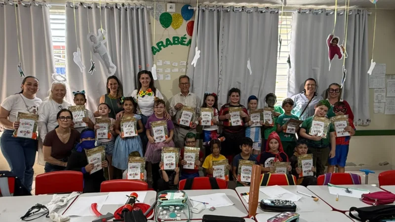 Maracajá entrega mais de 1,5 mil kits educativos em comemoração ao Dia das Crianças