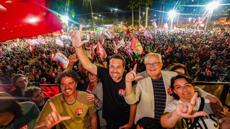 Guilherme Boulos participa de ato em apoio a Lula em Florianópolis e mobiliza apoiadores para o segundo turno