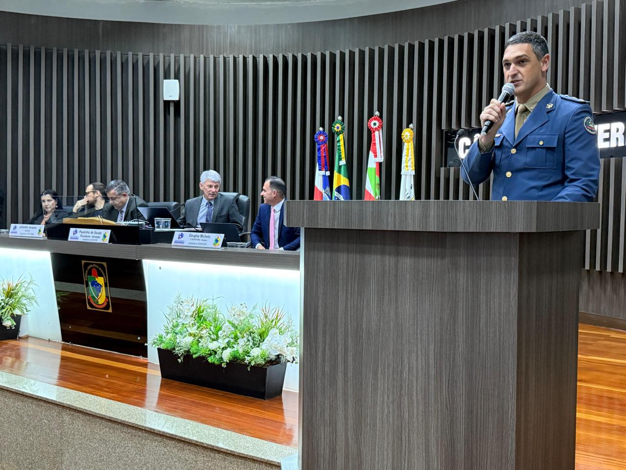 Tenente-coronel Henrique Piovezam da Silveira, comandante do 17º Batalhão de Bombeiros Militar, na tribuna da Câmara de Vereadores de Araranguá