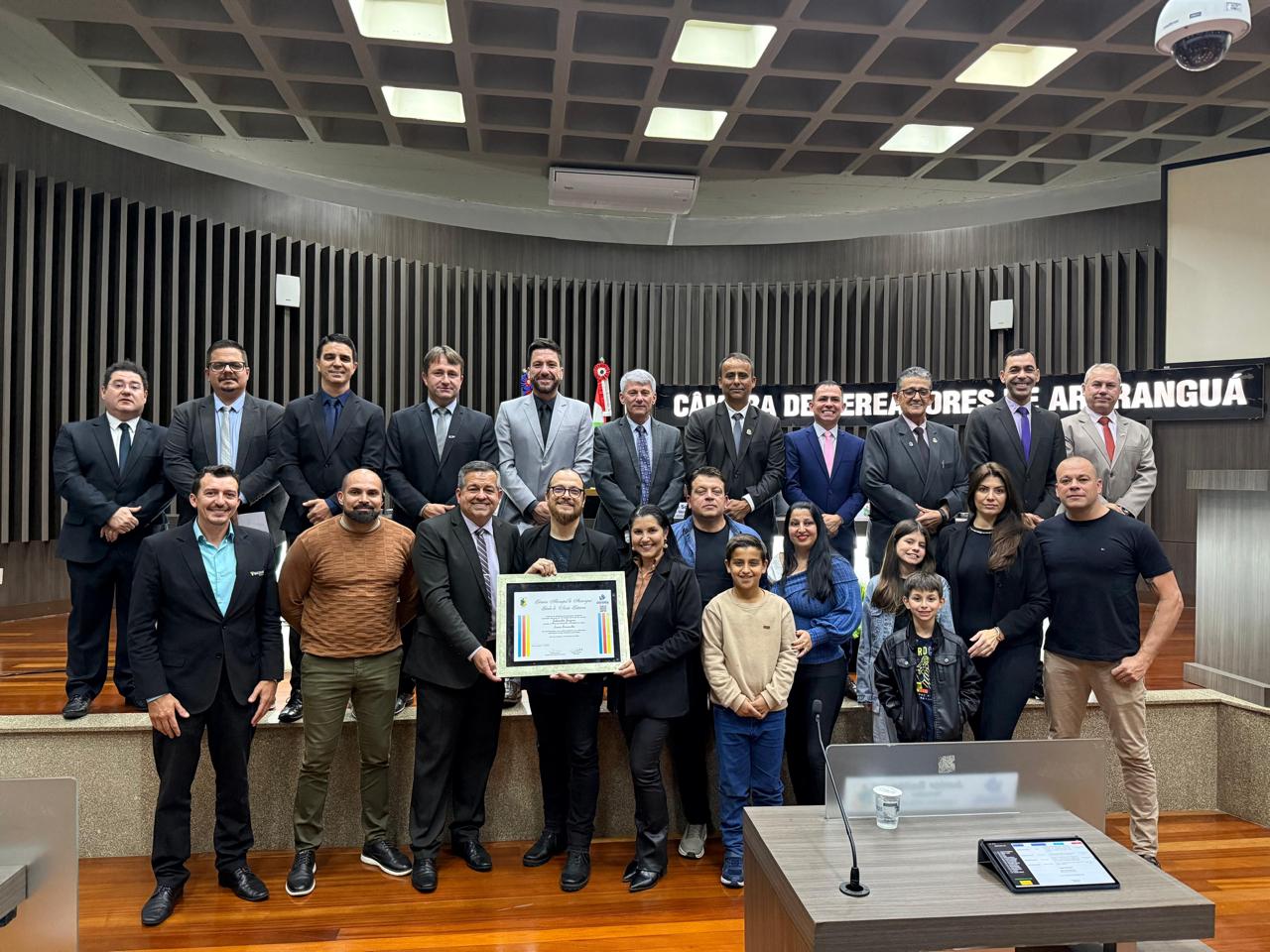 Lucas Fernandes recebe o título de cidadão honorário durante sessão da Câmara de Vereadores de Araranguá