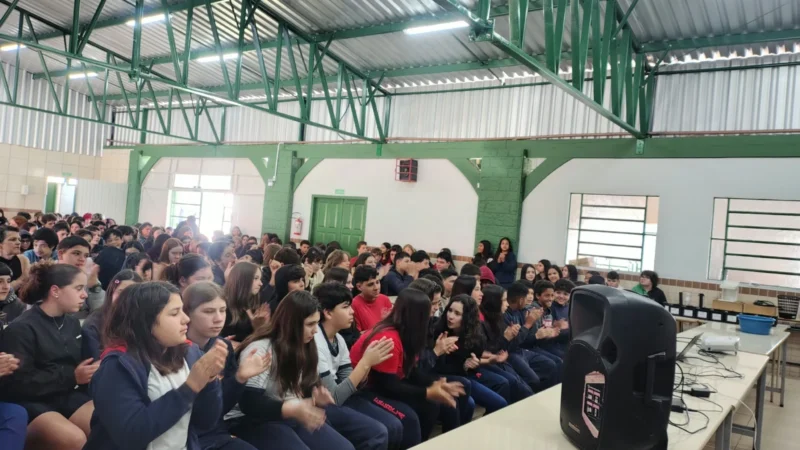 Defesa Civil de Araranguá leva palestra sobre prevenção de desastres a alunos da E.E.B. Castro Alves