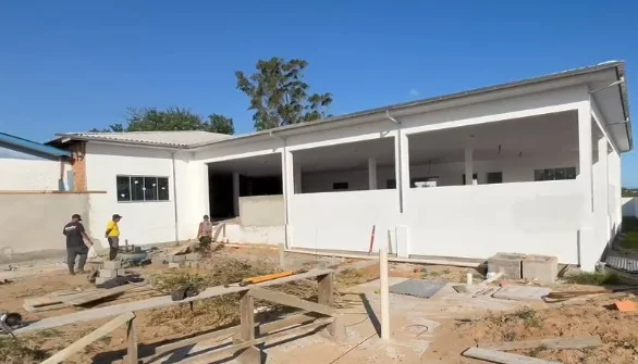 Prefeito de Araranguá fiscaliza obras de reforma e ampliação da escola do Lagoão