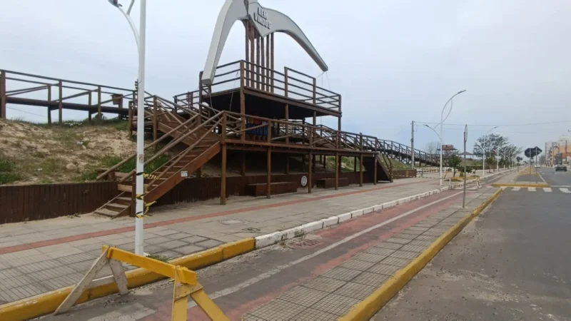 Passarela Central de Balneário Gaivota é interditada para reparos na escultura da Gaivota