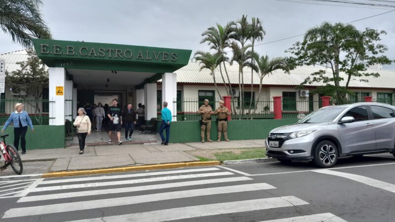 Votação no segundo turno tem movimento tranquilo na escola Castro Alves, em Araranguá