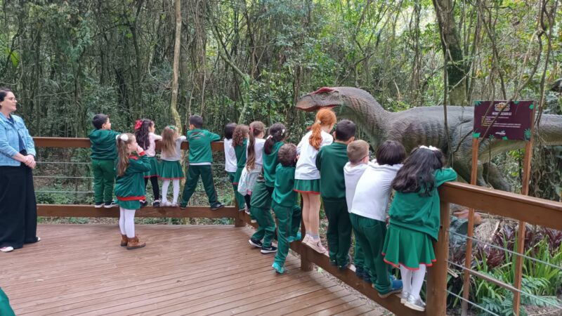 Alunos da rede municipal de Turvo visitam o Dino Parque Belinzoni, em Araranguá