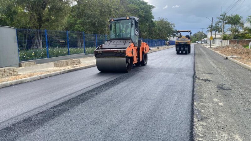 Rua Albino Pereira de Souza, em Araranguá, recebe camada asfáltica