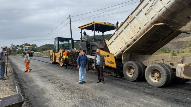 Prefeito de Maracajá vistoria fase final da pavimentação da Rodovia Angelino Acordi