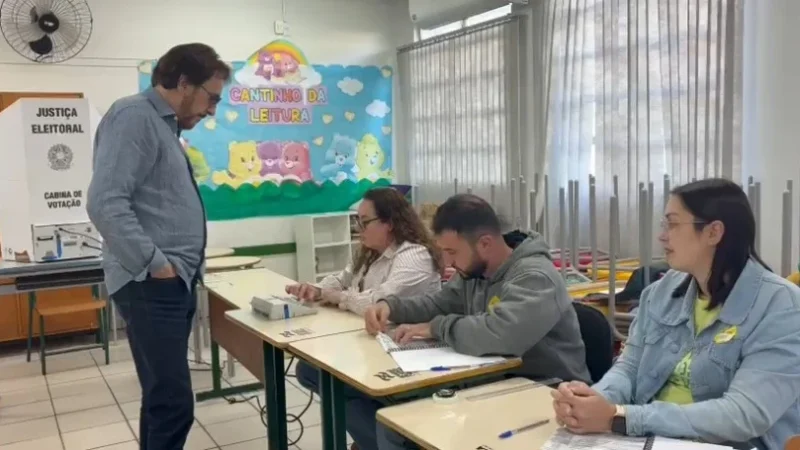 Prefeito Cesar Cesa vota na seção 007 em Araranguá